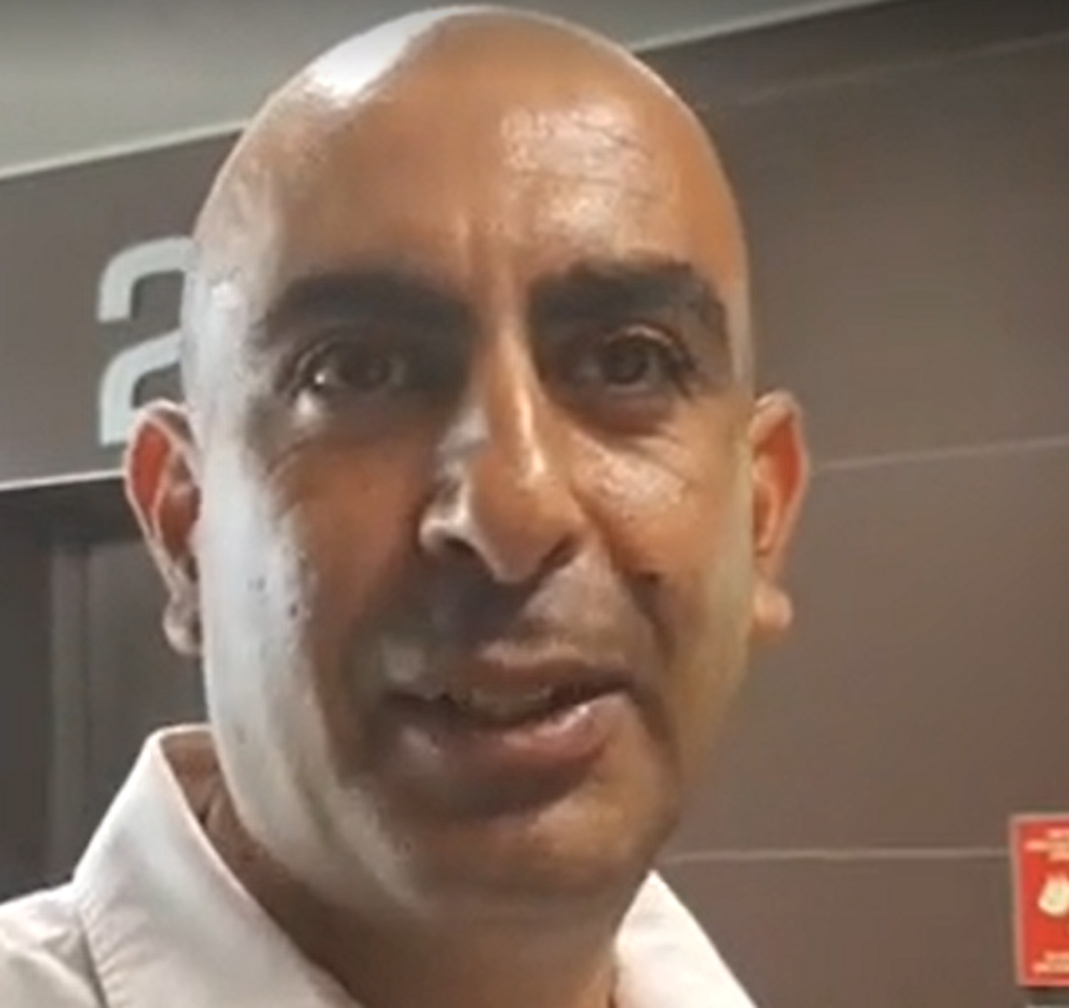 ברק כהן 5 דקות אחרי שיצא מאולם דבורה ברלינר קלגסית החונטה המרשיענית