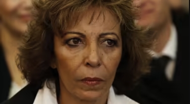 רות אטדגי פריאנטה גרוטאה פמינאצית עם כוס רעיל