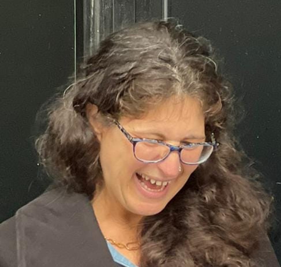 יעל גור הבהמה הפמינאצית ממרפאת לוינסקי שחיברה דוח על זיונים בתשלום