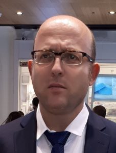 בתמונה עו"ד צבי אשכנזי מתמחה ביצוג נשים שמעלילות על ליטופים בזין של האבא