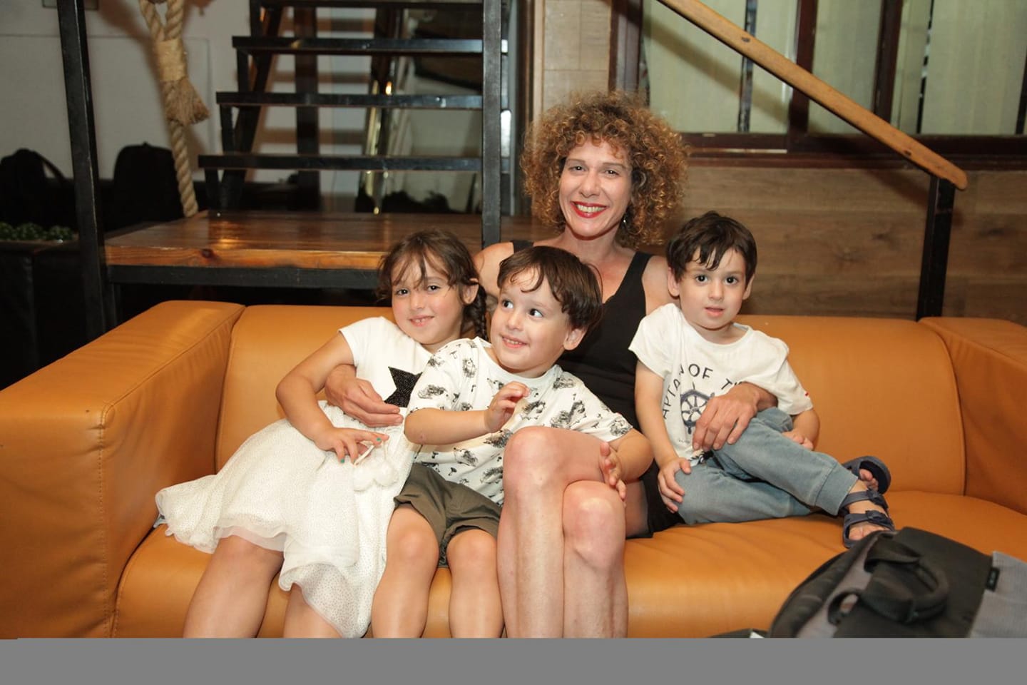בתמונה: לימור קרוכמל שנידר - מייצגת ביצ'יות שרוצות להגר עם כלבות