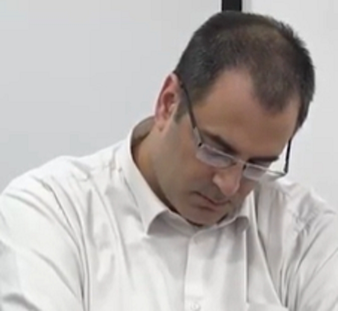 בני שגיא באמצע מחשבות נוגות על תפירת תיקים