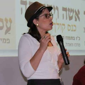 בת שבע שני שרמן פוערת שפתיים לקליטת מיצי כוס בכנס פמיניסטי רדיקלי 2015