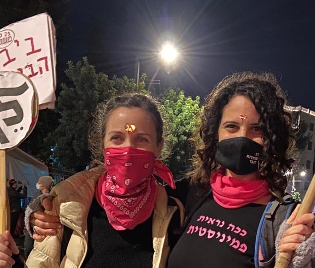 רעות גלבלום מפגינה נגד ביבי בבלפור ככה נראית פמינאצית