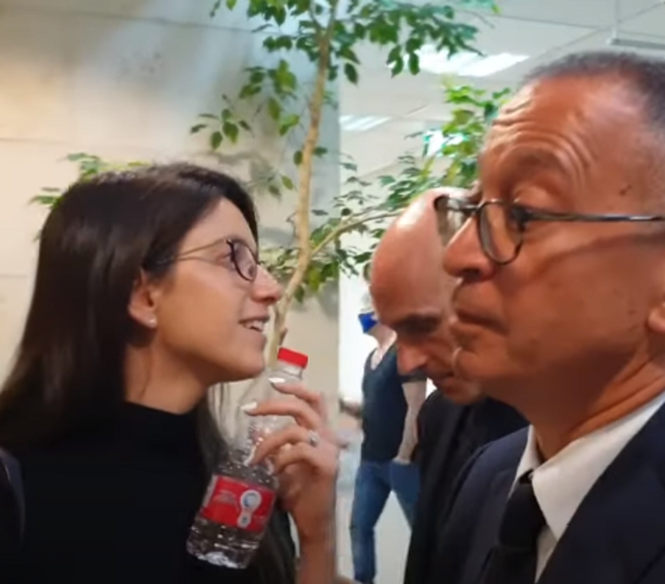 בעז בן צור עם בר כץ עליזה אחרי חפוז בשירותים