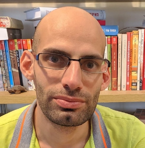 גיא זומר גם תולעת וגם תמנון