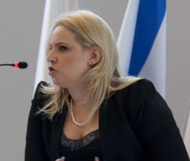 יערה רשף הציעה שירותים משפטיים ליעקב פליסיאן בתמורה למין בלול תרנגולות