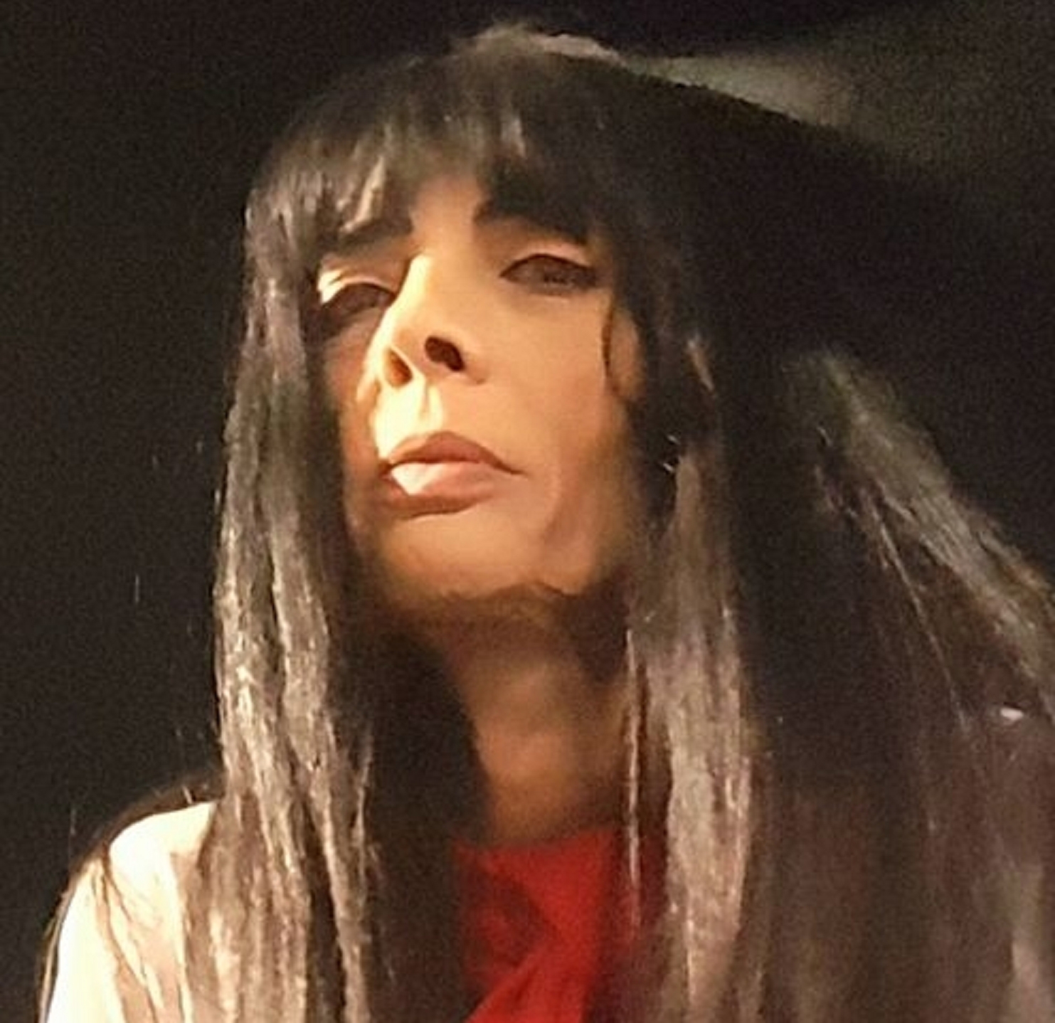 מיכל ברנט בפוזה מפחידה של פמיניסטית רדיקלית