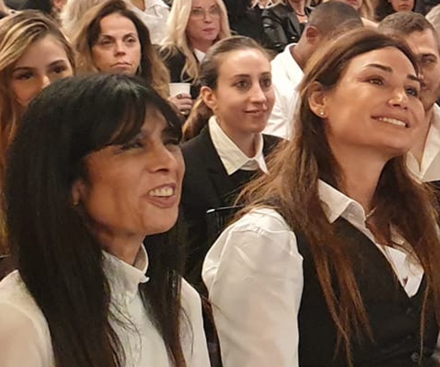 מיכל מיקי ברנט משמאל עם רומי רוחמה קנבל חברתה הטובה לספסל הפמינאציה