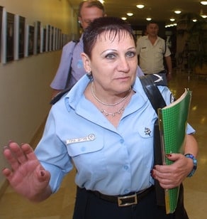 מירי גולן שוטרת מפחידה יו כמה שהיא מכוערת לא היתה פופולרית אצל ניסו שחם