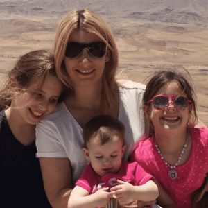 הנכדות של אסתר שטיין עם הבת שלה תמר בן פורת ב 2015