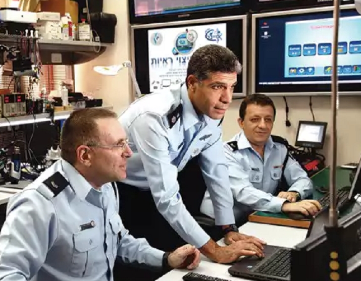 השוטר מאיר חיון (עומד) מהסייבר מחפש בולבולים בסייבר למיצוי ראיות מאוננות
