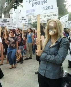 פרי פתאל בהפגנה רצתה שיפרסמו מה קרה לה עם יואב אבן