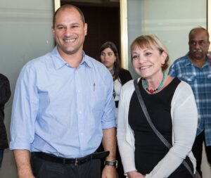 רויטל יפה כץ עם פרקליט מחוז דרום אלון אלטמן שמקדם אותה בזכות ההרשעות שהיא מסדרת לו