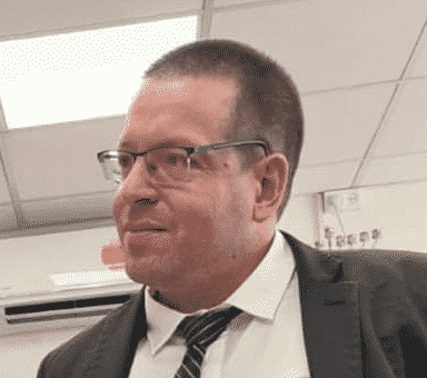 אייל בסרגליק שפוט של המערכת מוכר את הלקוחות שלו