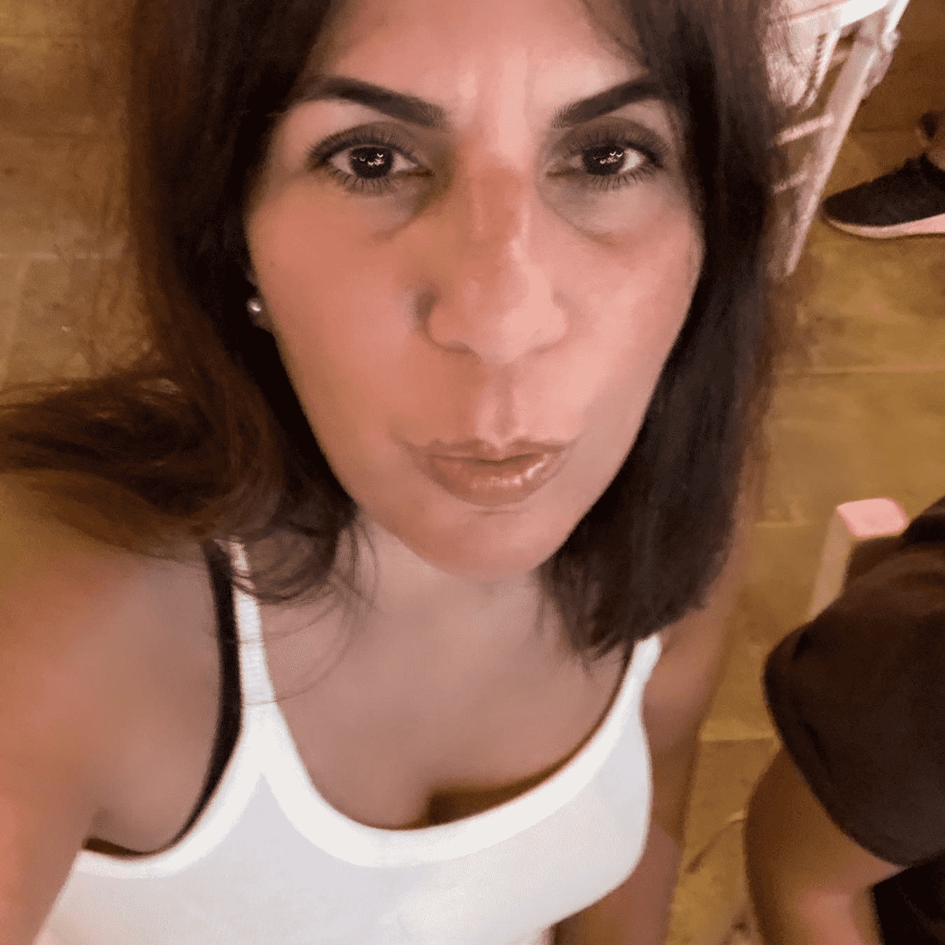 אלונה סיני בהמת מגדר נוכלת ונבזית כלבה ארסית
