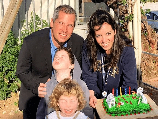 מאיה הראל שיקר עם גיא שיקר עבד בפסגות אצל זהבית כהן