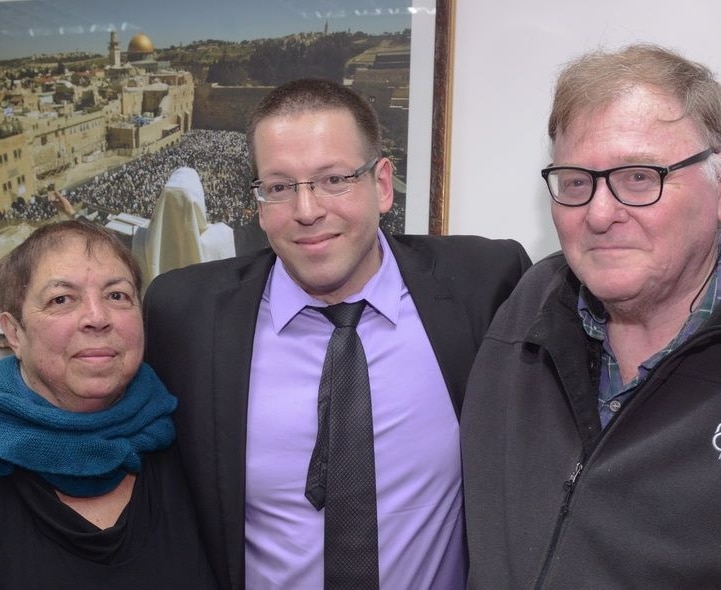 אייל בסרגליק עם ההורים שלו אפשר להבין איך וממי ירש את הכיעור