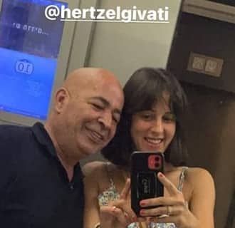 הרצל גבעתי ואחת מנשות השיווק שלו לפיתיונות נדלן בבאטומי