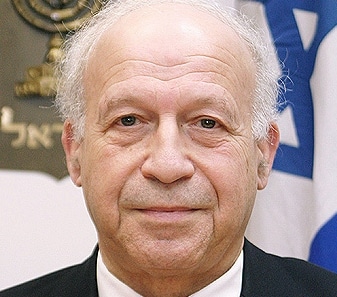יצחק שנהב שופט משפחה בדימוס שמקבל מעטפות כסף בבית כנסת לתפור תיקים