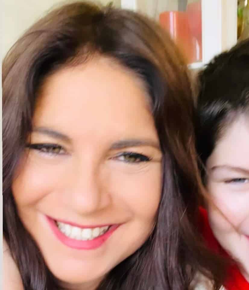 קרן ברק בהמת מגדר חולת מין תומכת נלהבת של האקדח על שולחן המטבח