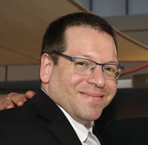 אייל בסרגליק דביל ופרעוש מוכר את הלקוחות שלו