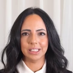 אפי נוה הבטיח לעשות אותה כוכבת קרוליין עידן