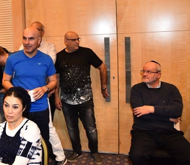 אפי נוה צופה בהרצאה שסידר לקרוליין עידן 11-12-2016