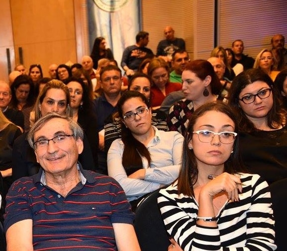 בתמונה עורכות דין למשפחה שצפו בקרוליין עידן מרצה
