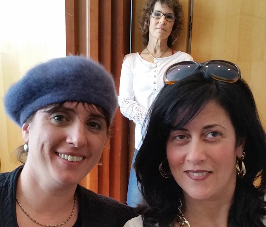 איריס מנור מימין שלומית ברנס משמאל ומיקי חשמונאי עומדת