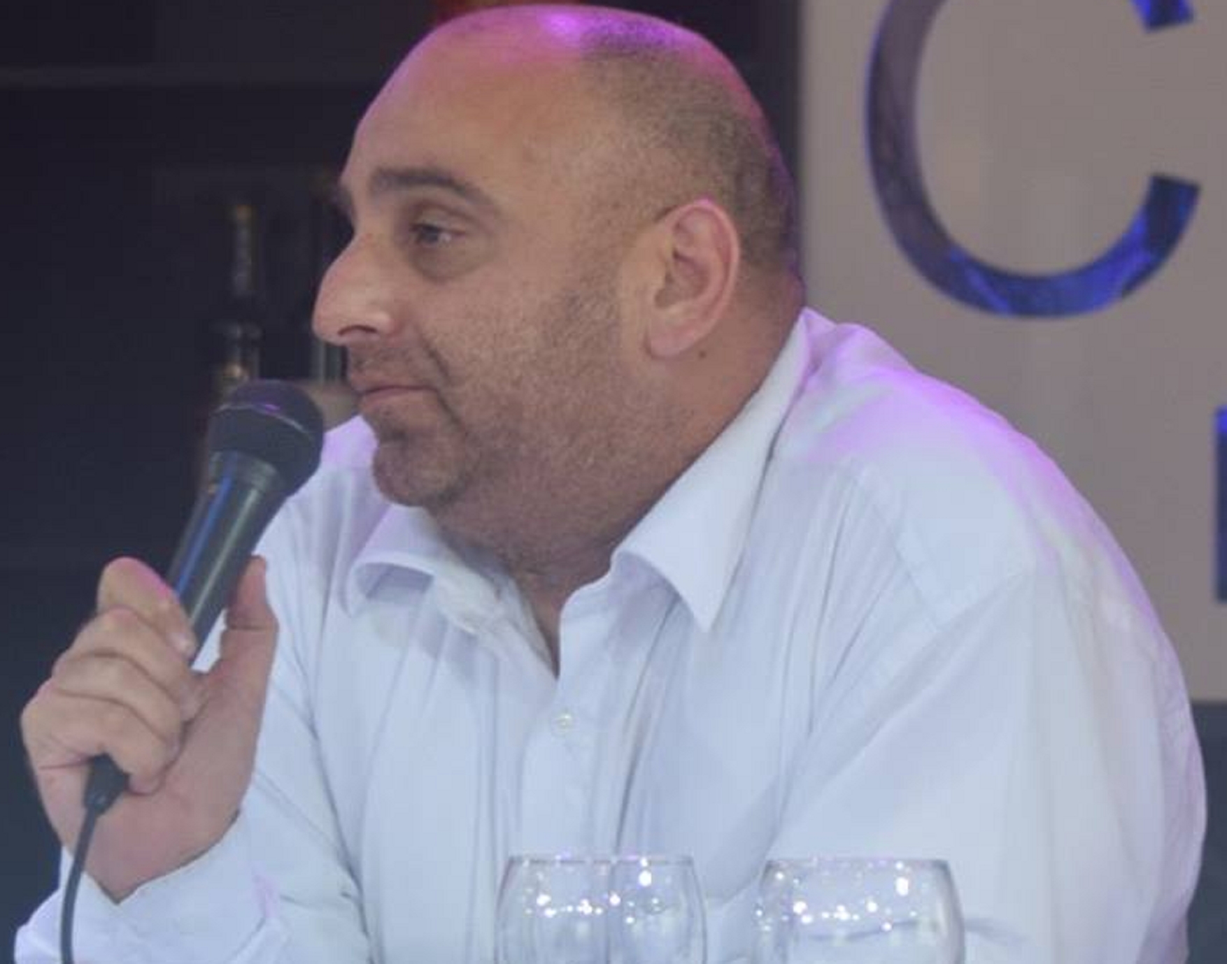 יוסי נקר הבהמה שאוכלת עמבה בכנס שארגנה לורי שם טוב 2016