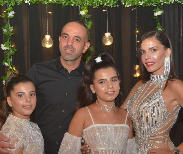 עדי בורגיל עבד עם משפחתה הססגונית תבעה את גרינצי פיצקי בלשון הרע