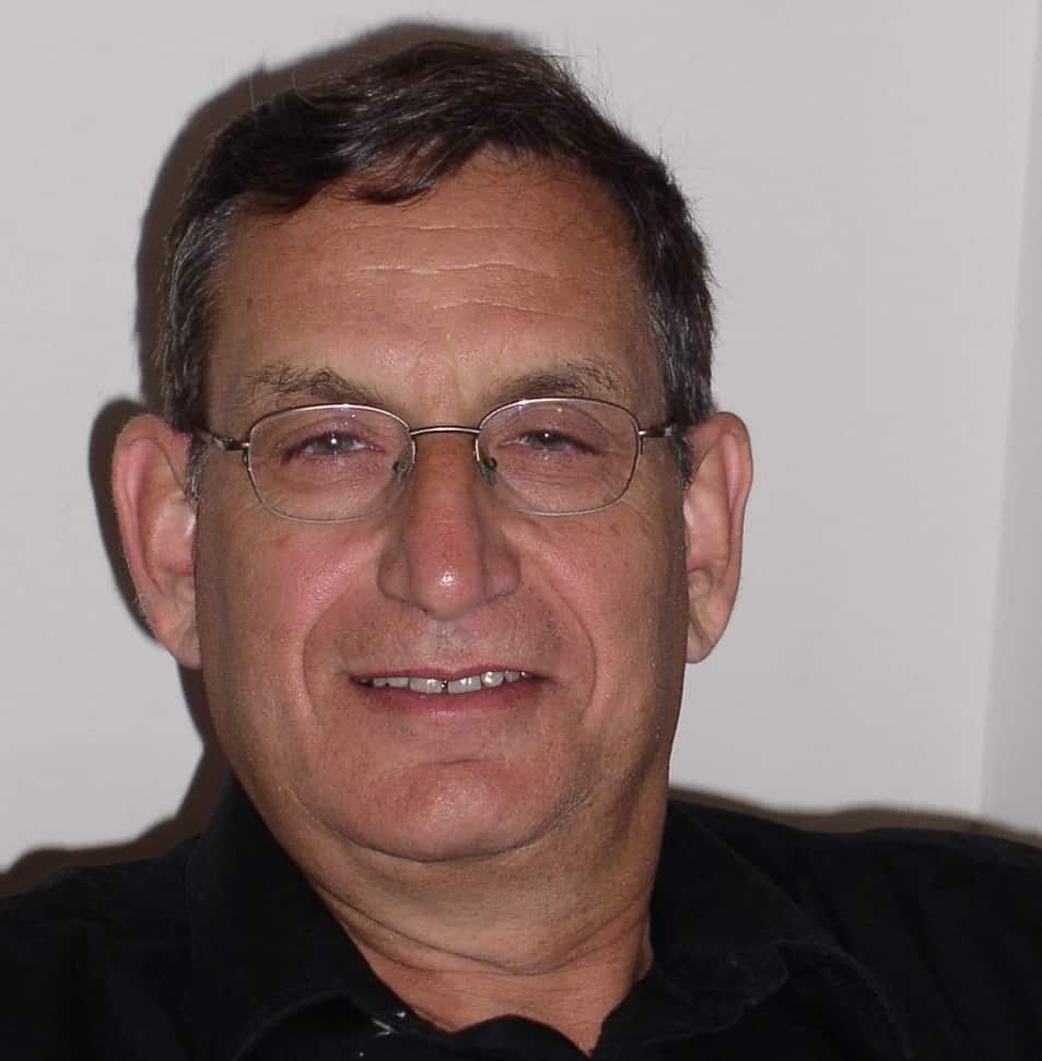 רמי ארטמן בעלה של הנבלה בתיה ארטמן המוח מאחורי עמותת העושק של הקשישים רעות