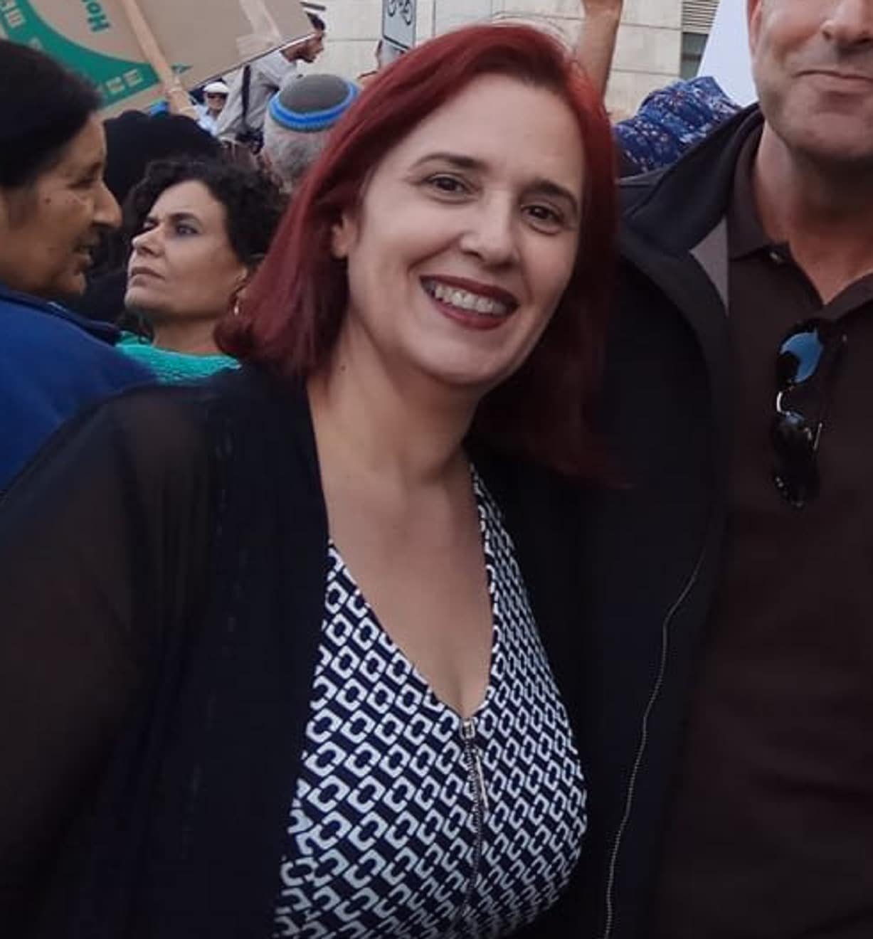 אושרה שייב לרר מגדלת ציצים לצרכי החפצת פמיניזם בציבור