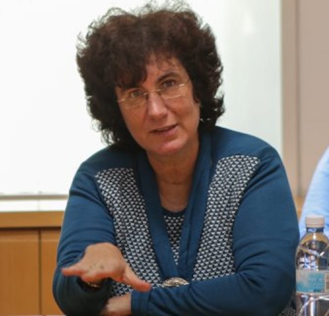 דפנה ברק ארז כך נראה פרצוף של מי שמאמינה שהכוס הוא מפעל הדפסת כסף