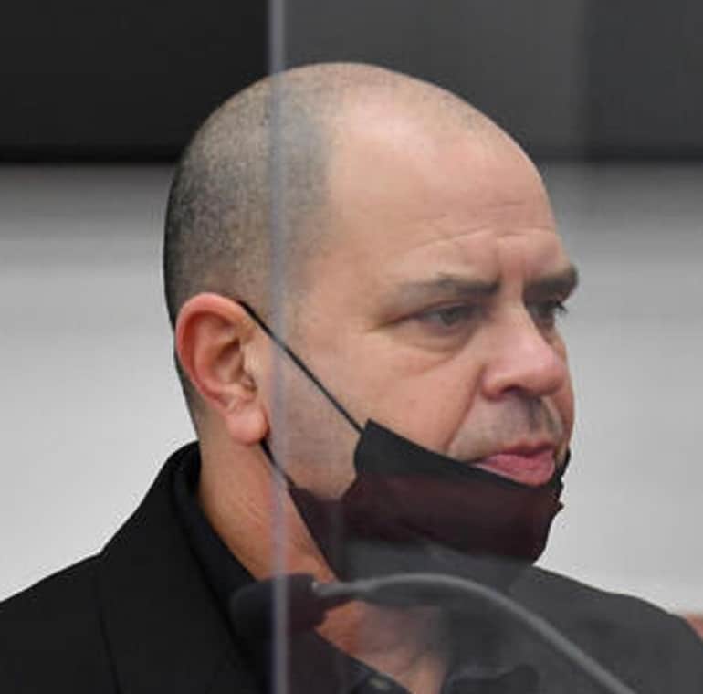 ניר שוורץ תופר תיקים ראשי בתיקי ביבי ואלוביץ