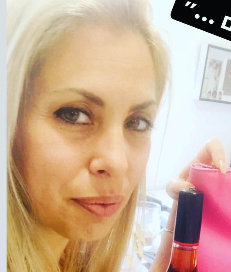 בתאל מנור מחכה לגברים הגרושים בפינה כדי לפשוט להם את המכנסיים