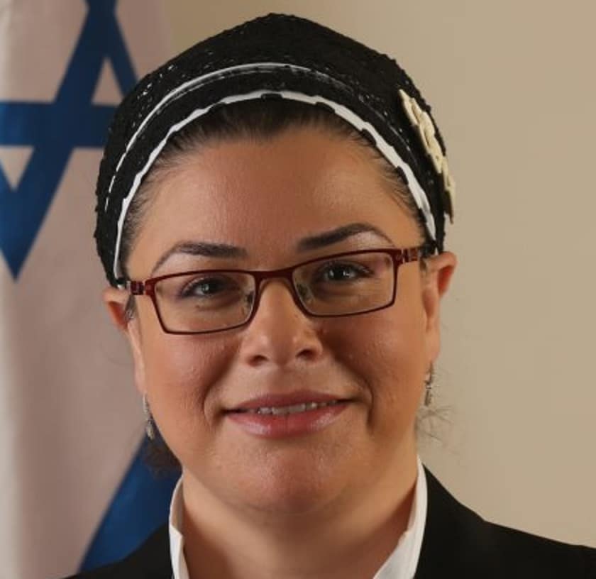 כרמית חדד נבלה פמינאצית פותחת קרמטוריום לגברים גרושים
