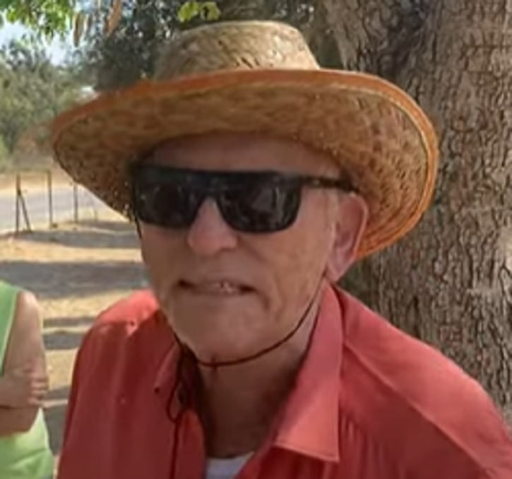 עמוס מוסינזון בגיל 94 נגרר עי משטרת תל אביב למעצר בחשד לחניקת אשתו