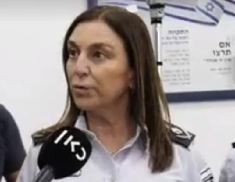 קטי פרי זנזונת השבס שמשלמת למדובבים כדי לאיים על עצורים