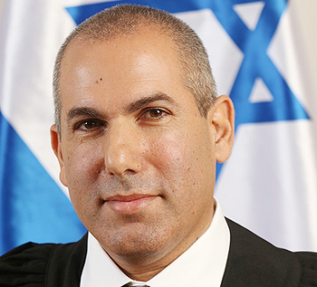 אלדד נבו התמודד עם ציצים דולפים בשל סיליקונים פגומים