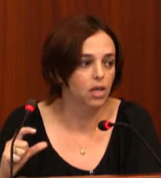 דניאלה ביניש מדגימה מה גודל הזין שהיא זקוקה לו