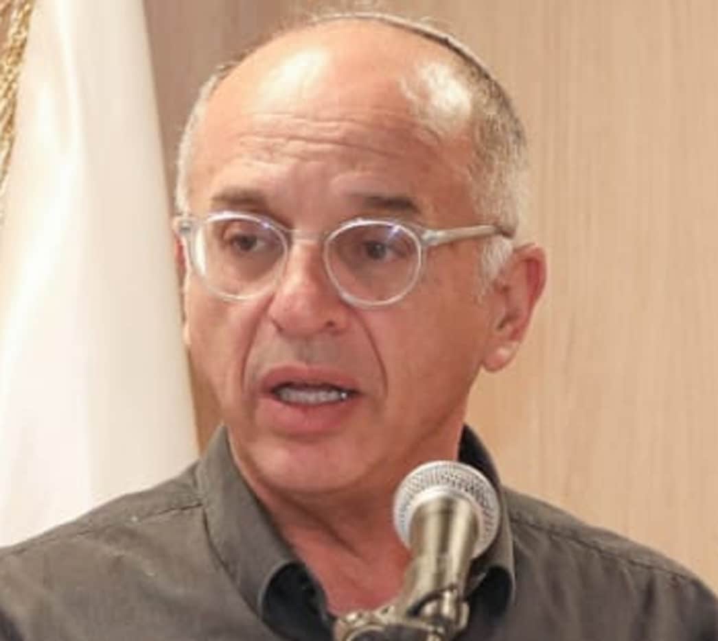 נועם סולברג שופט עליון עם גלימה של מנגלה