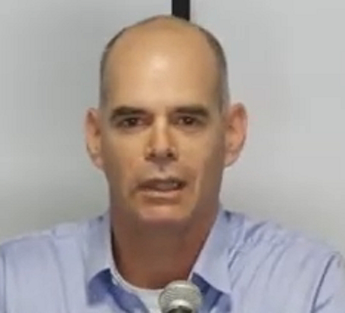 ארז קמיניץ פרקליט בכיר נתן בעיטה בתחת להדס שטייף