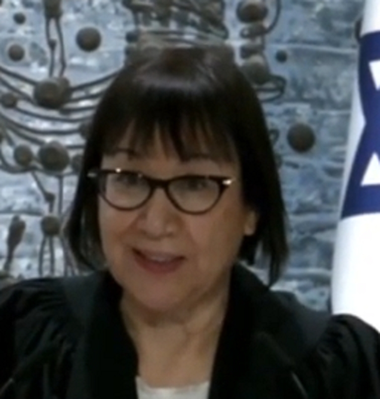 גילה כנפי שטייניץ בהמה מסטולה עם כוס פמיניסטי רעיל