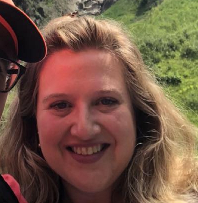 דינה דומיניץ סוכנת הנוחבה מחפשת איפה לעשות קקי על יוסי נקר