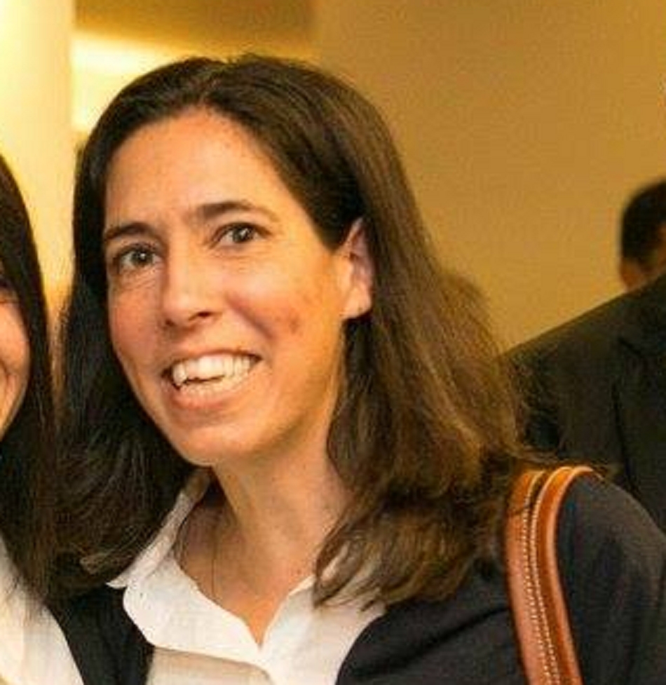 הדס פרידמן מנור כל גבר שנופל בציפורניה היא נושכת