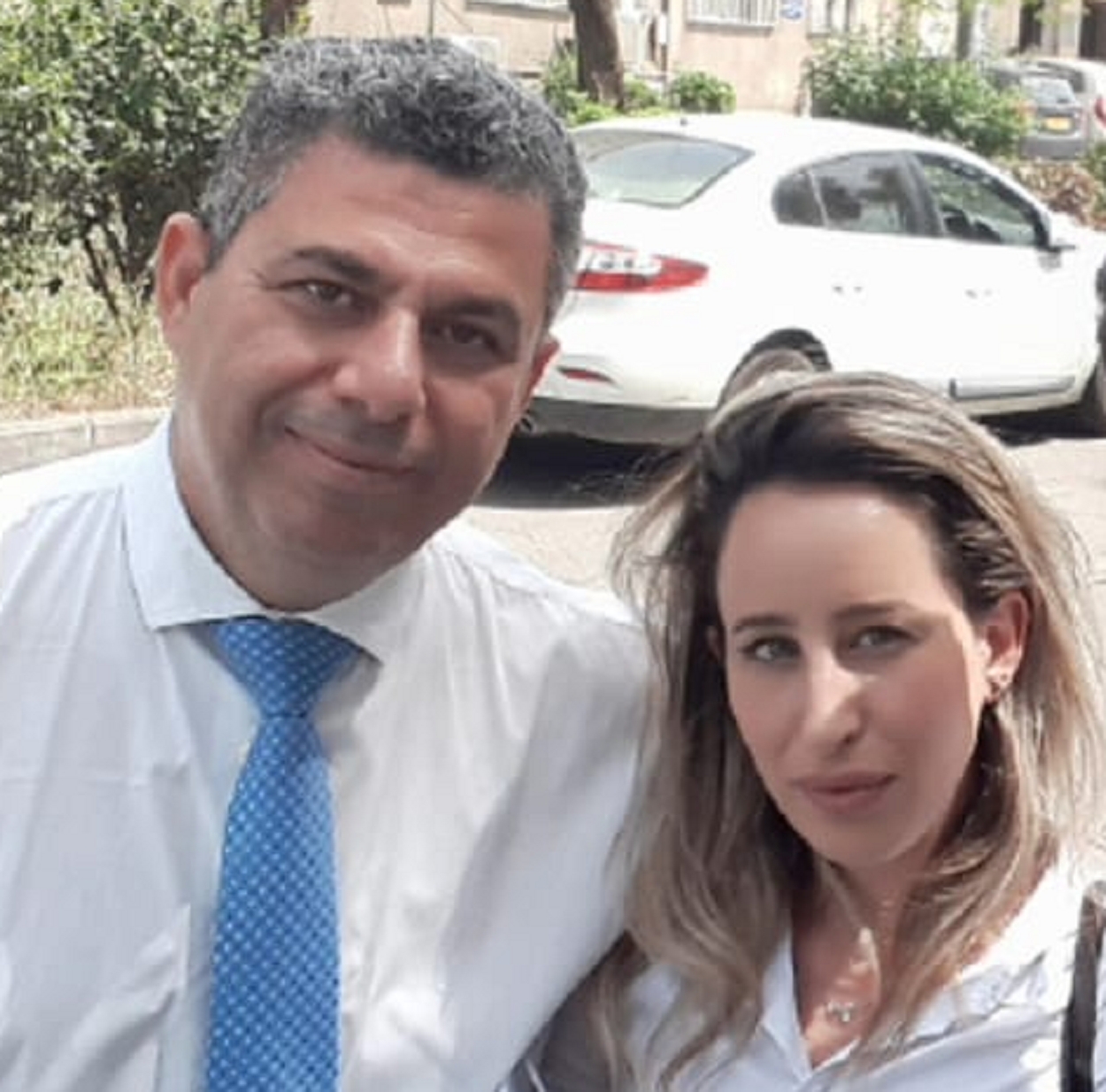 יאיר שיבר עם הפרחולה שפותחת לו את המפעל הדר בן גוזי