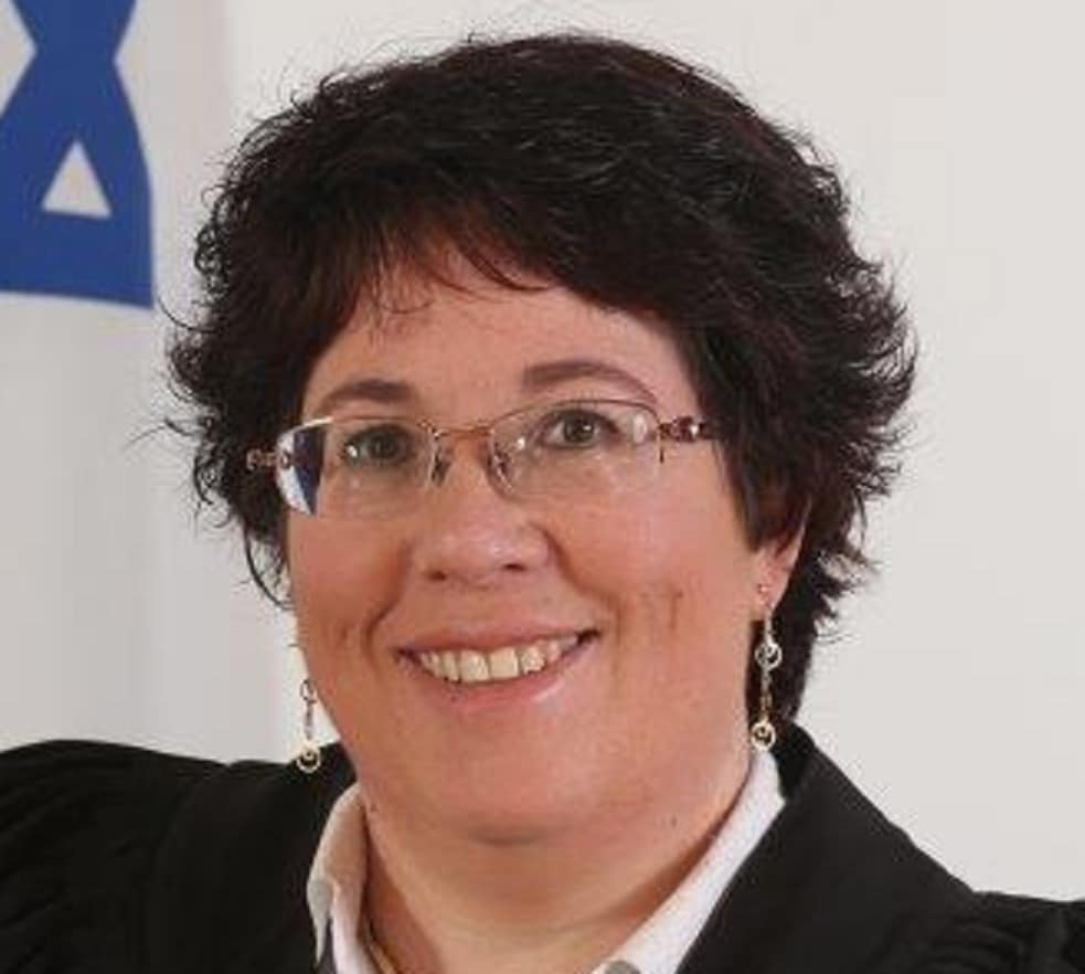 יעל אנגלברג שהם מפרשת חוקים בניגוד לחוק לטובת ווגינות