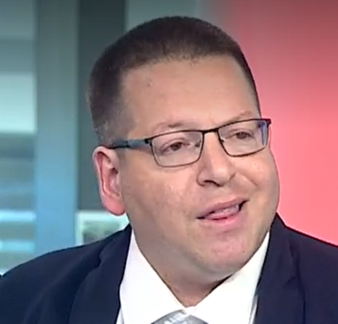 אייל בסרגליק לורן אקוקה משתינה עליו בקשת